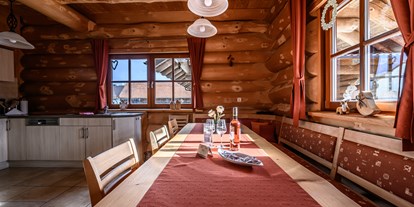 Hüttendorf - Typ: Selbstversorgerhütte - Franken - Chalet Abendrot Esstisch - Heumanns Blockhäuser am Wald