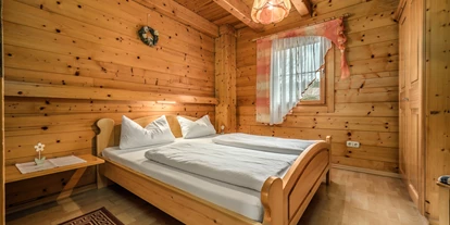 Hüttendorf - Doppelbett - Pyrbaum - Ferienwohnung Stefanie Schlafzimmer 2 - Heumanns Blockhäuser am Wald