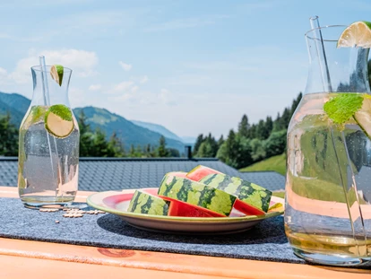 Hüttendorf - Schwerpunkt: Romantikurlaub - Rückholz - Sommer genießen mit Holunderschorle und Wassermelone - Alpenflair-Chalets- Balderschwang