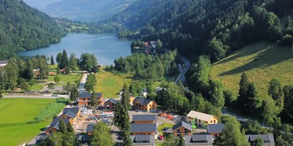 Hüttendorf - Doppelbett - PLZ 9346 (Österreich) - Übersicht Park mit Afritzersee - DualResorts Afritz am See