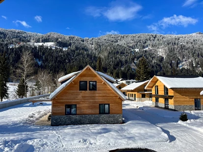 Hüttendorf - Balkon - Lanzewitzen - Chalet Grande im Winter - DualResorts Afritz am See