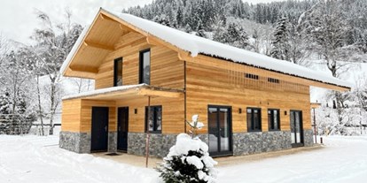 Hüttendorf - Balkon - Tröpolach - Chalet Doppel im Winter - DualResorts Afritz am See