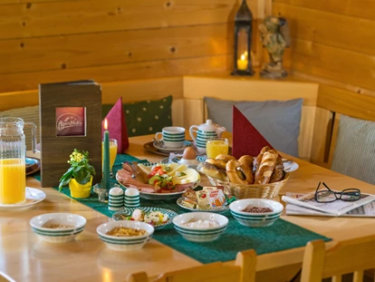 Hüttendorf - Frühstück: Frühstückservice - Oberkogl - AlpenParks Hagan Lodge Altaussee