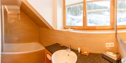 Hüttendorf - Stappitz - Badezimmer mit Badewanne - Trattlers Hof-Chalets