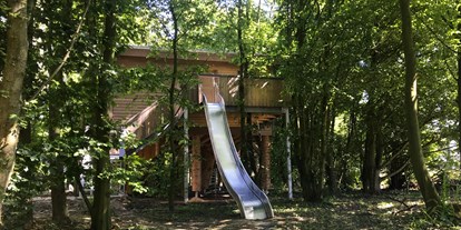 Hüttendorf - SAT TV - Solingen - Außenansicht BaumChalet Luftschloss mit Rutsche - BaumChalets im Alpenpark Neuss