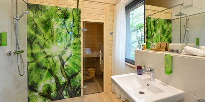 Hüttendorf - Safe - Schwalmtal (Viersen) - Badezimmer BaumChalet Wipfelglück mit Sauna - BaumChalets im Alpenpark Neuss