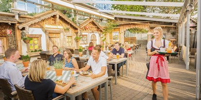 Hüttendorf - Bar/Pub - Aldenhoven - Salzburger Alm Biergarten - BaumChalets im Alpenpark Neuss