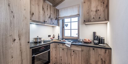 Hüttendorf - Parkgarage - Oberstdorf - Hobbyköche freuen sich - die Küchen sind perfekt ausgestattet - Aadla Walser-Chalets am Arlberg