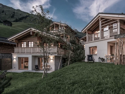 Hüttendorf - Schwerpunkt: Familienurlaub - Leins - Alle Chalets sind eigenständige Häuser zur Alleinbenützung - Aadla Walser-Chalets am Arlberg