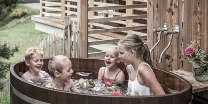 Hüttendorf - zustellbares Kinderbett - PLZ 6604 (Österreich) - Der Badezuber kann sowohl romantisch als auch wild. Ganz nach euren Bedürfnissen - Aadla Walser-Chalets am Arlberg