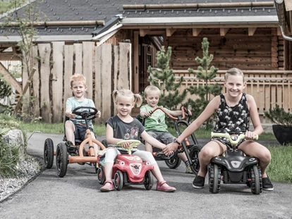 Hüttendorf - Babysitterservice - Schnepfau - Dier Kinder genießen die Freiheit in den Bergen - Aadla Walser-Chalets am Arlberg
