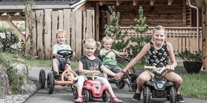 Hüttendorf - Umgebungsschwerpunkt: Berg - Bad Hindelang - Dier Kinder genießen die Freiheit in den Bergen - Aadla Walser-Chalets am Arlberg
