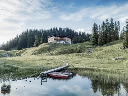 Hüttendorf - Babysitterservice - Schnepfau - Eine kleine Wanderung führt dich zum einzigartigen Körbersee. Du kannst sogar im Bergsee schwimmen und Ruderboot fahren. Im Berghotel gibt es die beste Sachertorte :) - Aadla Walser-Chalets am Arlberg
