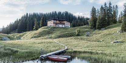 Hüttendorf - Typ: Chalet an der Piste - PLZ 6835 (Österreich) - Eine kleine Wanderung führt dich zum einzigartigen Körbersee. Du kannst sogar im Bergsee schwimmen und Ruderboot fahren. Im Berghotel gibt es die beste Sachertorte :) - Aadla Walser-Chalets am Arlberg