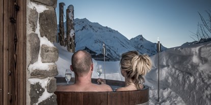 Hüttendorf - Typ: Skihütte - PLZ 6673 (Österreich) - Lass dich fallen und tauche ein ins wärmende Wasser deines privaten Holzzubers. Draußen am Rande der Terrasse, sichtgeschützt und nur für dich – wann immer du möchtest - Aadla Walser-Chalets am Arlberg