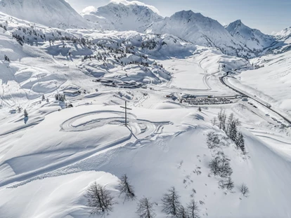 Hüttendorf - Schwerpunkt: Familienurlaub - Leins - Purer Bergwinter erleben: auf der Piste, beim Winterwandern, auf der Loipe, bei einer Rodelpartie oder auf einer der Sonnenterrassen - Aadla Walser-Chalets am Arlberg