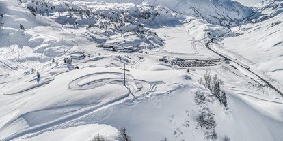 Hüttendorf - Kinderhochstuhl - PLZ 6553 (Österreich) - Purer Bergwinter erleben: auf der Piste, beim Winterwandern, auf der Loipe, bei einer Rodelpartie oder auf einer der Sonnenterrassen - Aadla Walser-Chalets am Arlberg