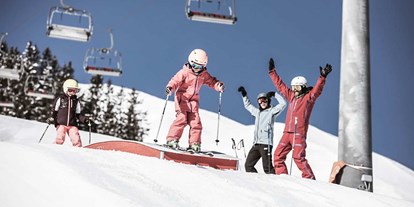 Hüttendorf - Umgebungsschwerpunkt: See - PLZ 87459 (Deutschland) - Der Skilift, die Skischule sowie der Skiverleih sind nur eine Busstation von den Chalets entfernt - Aadla Walser-Chalets am Arlberg