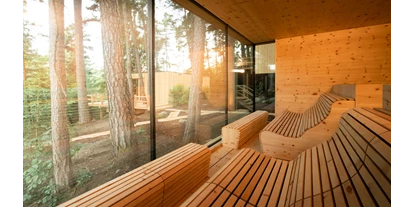 Hüttendorf - Hot Tub: beim Hauptgebäude - Vals / Mühlbach - ADLER Lodge RITTEN sauna in the forest - ADLER Lodge RITTEN