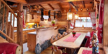 Hüttendorf - Skiraum: im Chalet - Pleßnitz - Wohnraum mit Küche im 10er Chalet - Almdorf Flachau