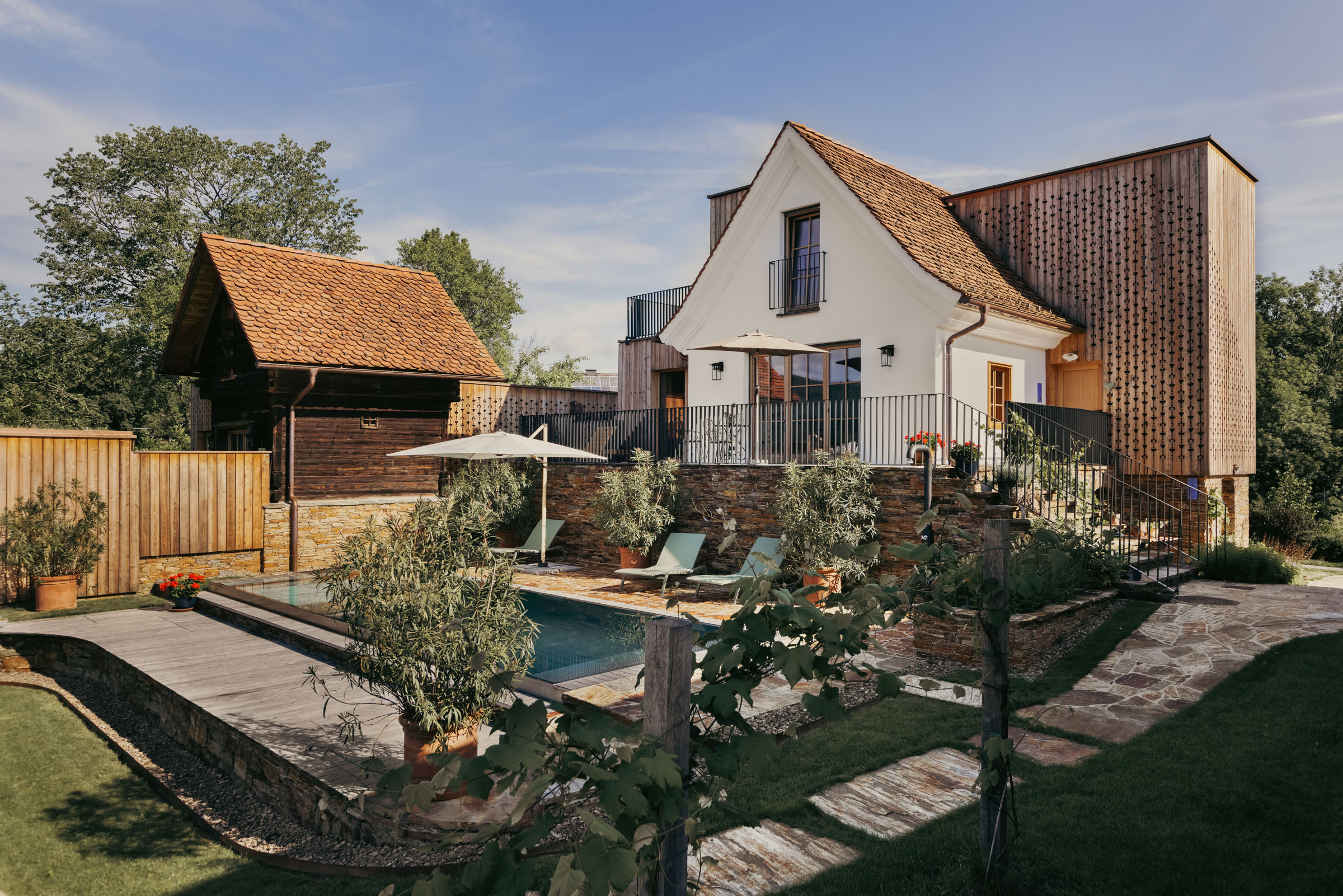 Chalet - Außenaufnahme mit Blick auf die Häuser und den Pool - Am Wildbachberg