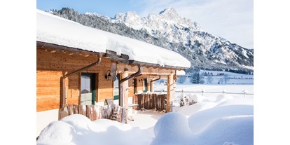 Hüttendorf - Rauchen: nur im Freien erlaubt - Lechleiten - Genieße die Wintersonne auf unserer Terrasse im Almdorf Tirol - Almdorf Tirol am Haldensee