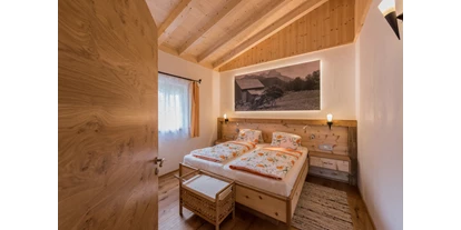 Hüttendorf - Sonnenterrasse - Untergarten - Schlafzimmer in hochwertigen Zirbenholz - Almdorf Tirol am Haldensee
