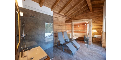 Hüttendorf - Schwerpunkt: Winterurlaub - Aufham - Sauna mit Jacuzzi im Außenbereich  - Almidylle 