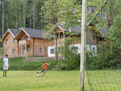 Hüttendorf - zustellbares Kinderbett - Unterkainisch - Sportplatz im Dorf - Narzissendorf Zloam