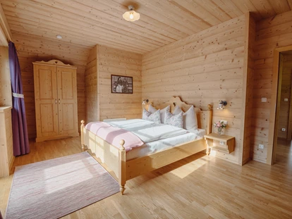 Hüttendorf - Doppelbett - Schattenberg (Lassing) - Schlafzimmer im Haus Grundlsee - Narzissendorf Zloam