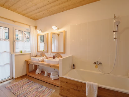 Hüttendorf - Massagen: im Chalet - Buchleiten (Rüstorf) - Badezimmer im Haus Grundlsee - Narzissendorf Zloam