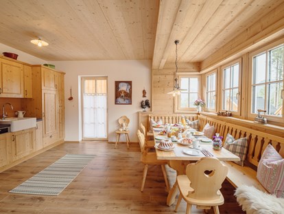 Hüttendorf - Sauna: im Chalet - Kienach - offene Wohnküche im Haus Salzkammergut - Narzissendorf Zloam