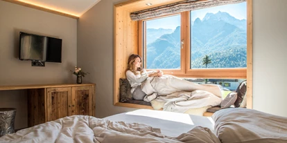 Hüttendorf - Massagen: im Chalet - Itter - Masterbedroom mit Window Seat und Blick auf die Loferer Steinberge - ALPEGG CHALETS