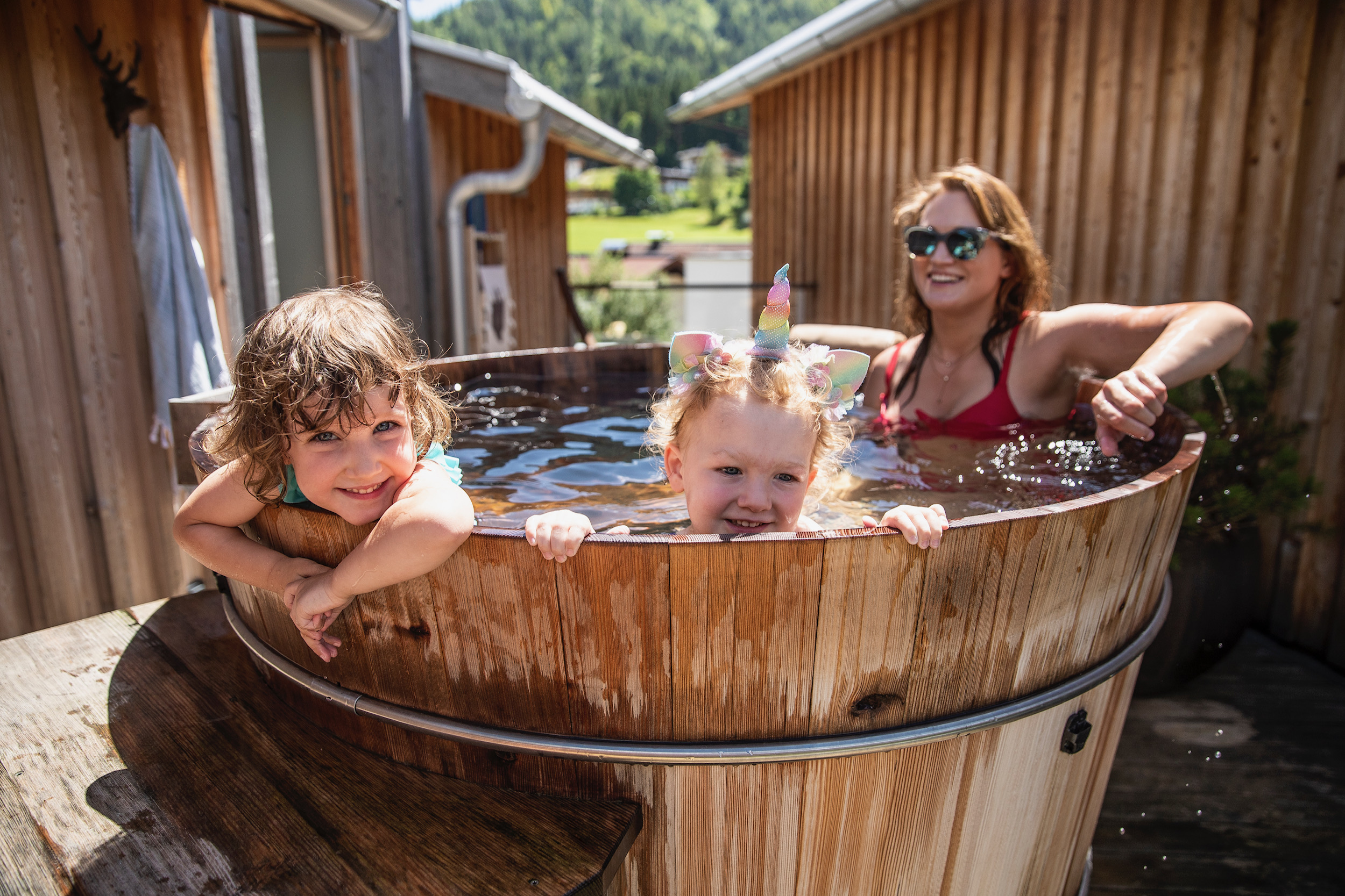 Chalet - Holzbadefass auf der Dachterrasse im Chalet Berg.Kunst. - BIO CHALETS ALPEGG
