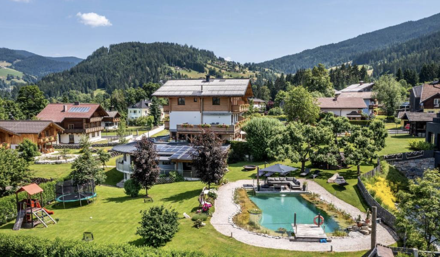 Chalet - Garten mit saisonalem Naturschwimmteich - Chalet Rustika Wagrain