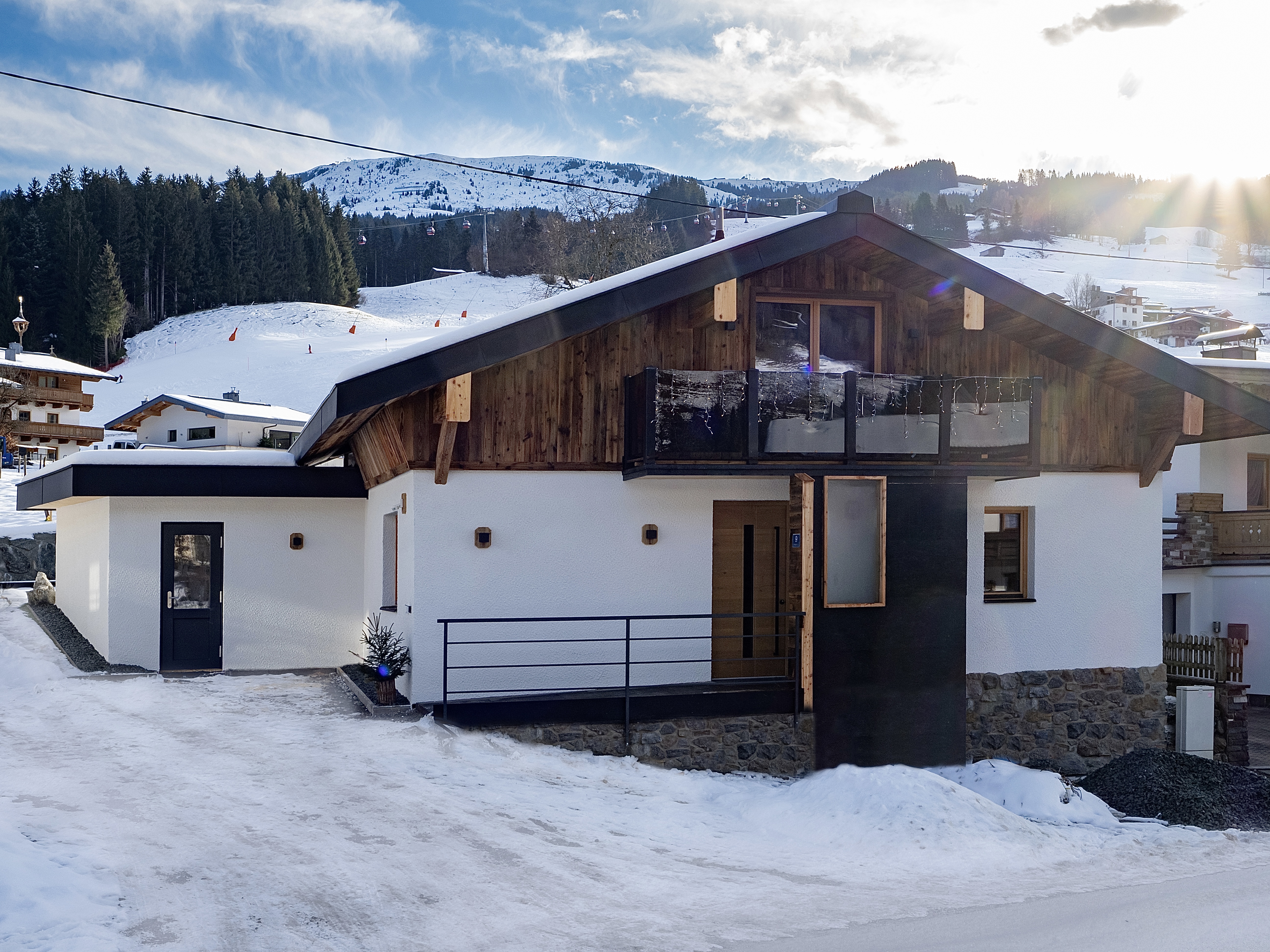 Chalet: Chalet (Straßenansicht) Skipiste direkt dahinter - Luxus Chalet - das brunn