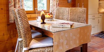 Hüttendorf - Schwerpunkt: Badeurlaub - Essbereich - Ferienhäuser Aura