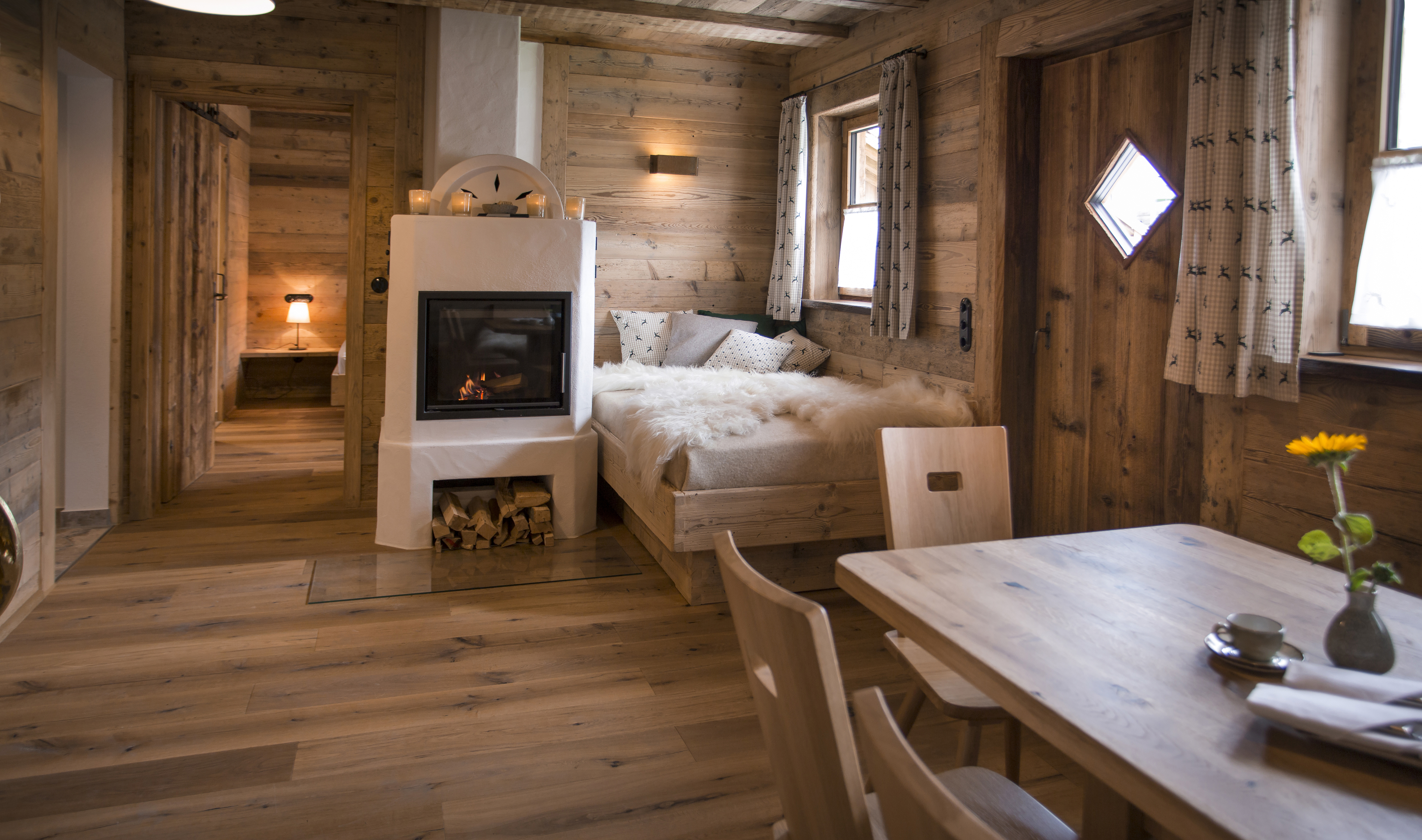 Chalet: Kuschelecke mit Kamin - Alpin Chalets Oberjoch