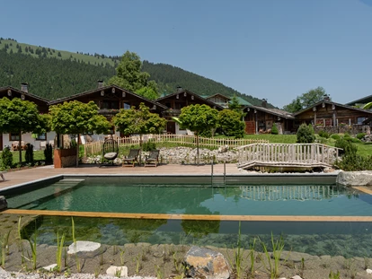 Hüttendorf - Schröcken - Naturpool im Chaletdorf - Alpin Chalets Panoramahotel Oberjoch