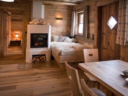 Hüttendorf - Schröcken - Kuschelecke mit Kamin - Alpin Chalets Panoramahotel Oberjoch