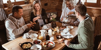 Hüttendorf - Schwerpunkt: Romantikurlaub - Frühstücken im eigenen Chalet - Alpzitt Chalets