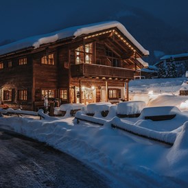 Chalet: winterliches Chaletdorf am Abend - Alpzitt Chalets