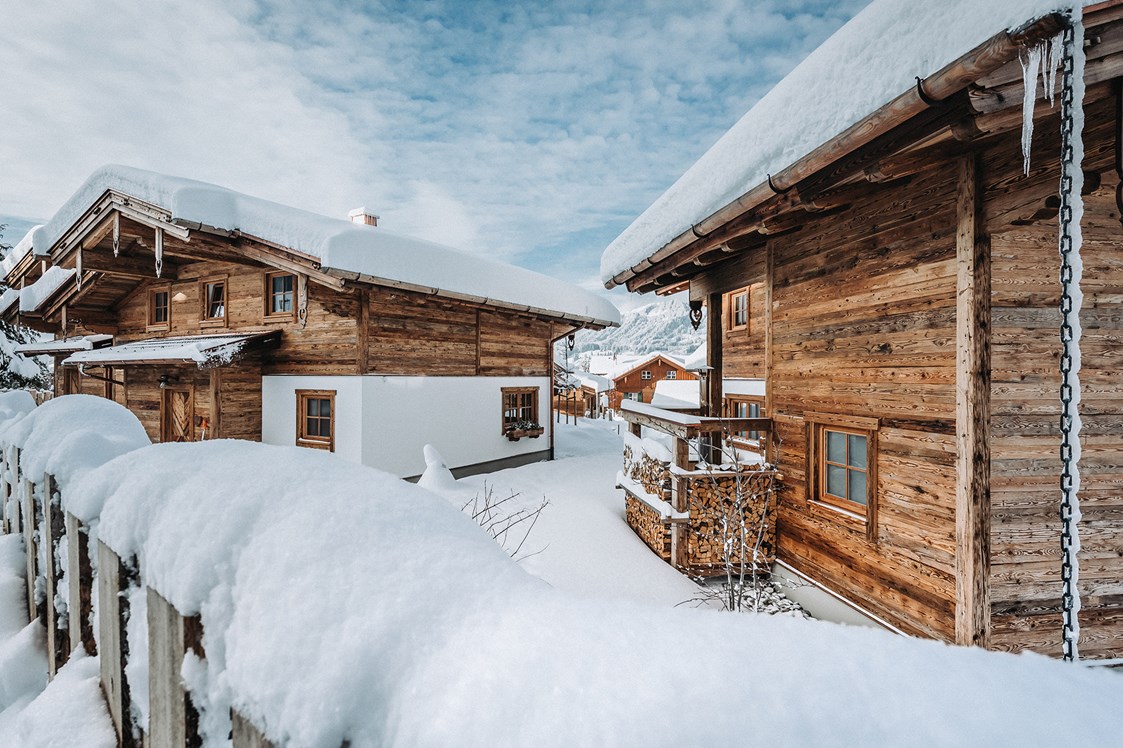 Chalet: winterlich verschneites Chaletdorf - Alpzitt Chalets