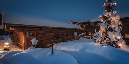 Hüttendorf - Chaletgröße: 2 - 4 Personen - Bad Hindelang - winterlich verschneites Chaletdorf am Abend - Alpzitt Chalets