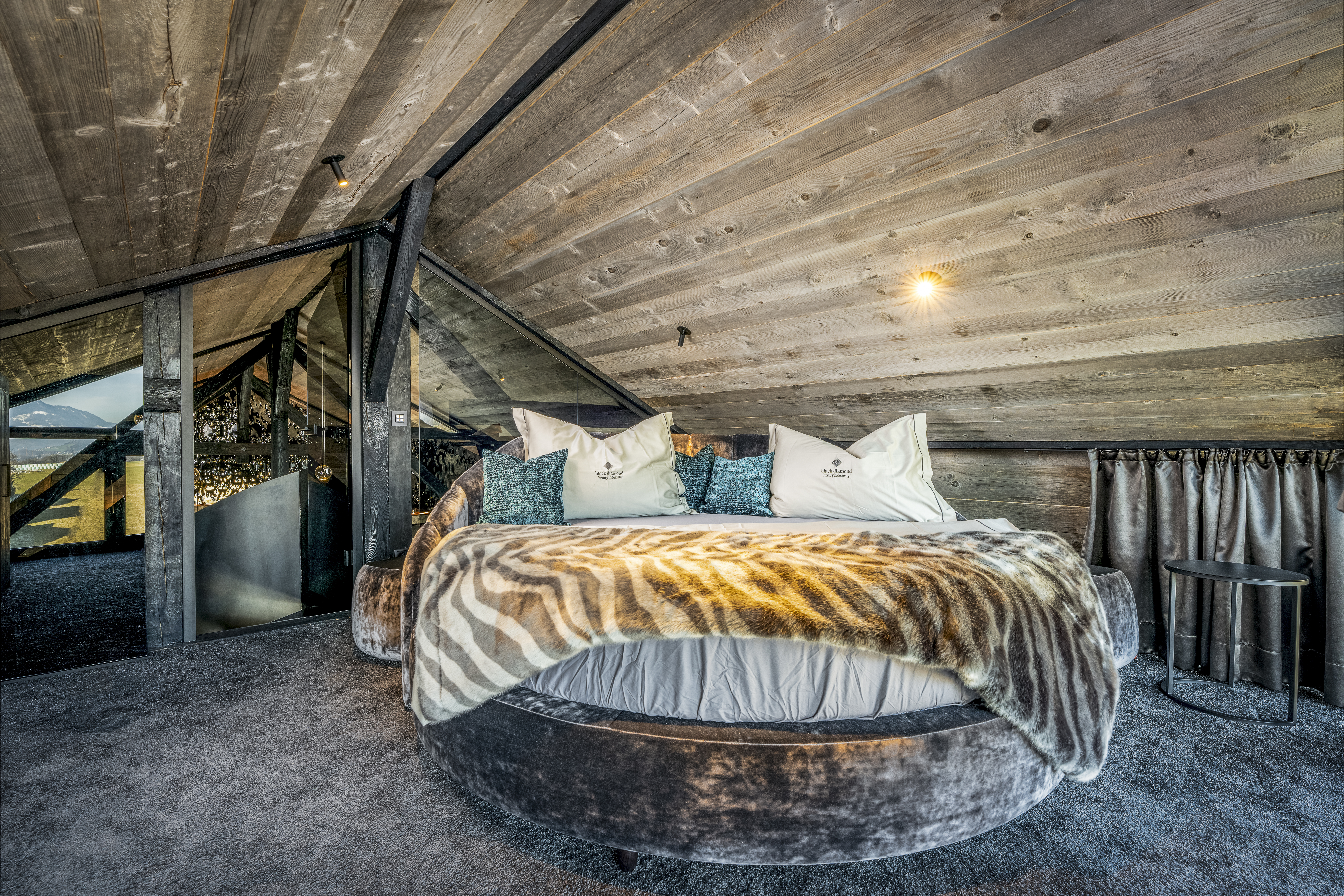 Hüttendorf - Tirol - Bedroom  - Black Diamond Chalet