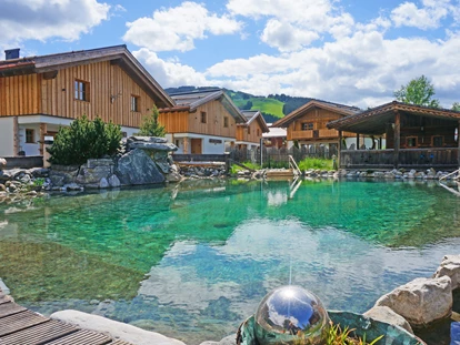Hüttendorf - Snow Space Salzburg - Flachau - Wagrain - St. Johann - Biologischer Schwimmteich mitten im Chaletdorf - Sieglhub Chalets Appartements Hotel