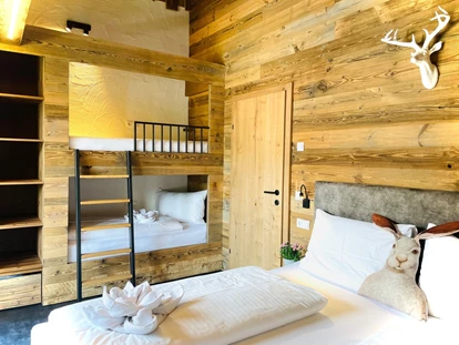 Hüttendorf - Snow Space Salzburg - Flachau - Wagrain - St. Johann - Unser Familienzimmer mit Stockbett. - Sieglhub Chalets Appartements Hotel