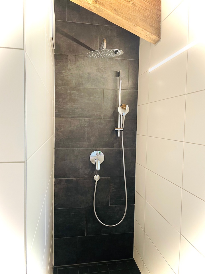 Chalet: Bad mit Regendusche und Handbrause. - Sieglhub Chalets Appartements Hotel - Innen