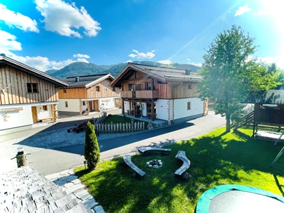 Hüttendorf - Snow Space Salzburg - Flachau - Wagrain - St. Johann - Blick in das Chaletdorf mit den Kinder Gokarts und den Kinderspielplatz.
Hier zusehen die Chalets Goasstall 1+2, Hasenstall 1+2 und die Sattelkammer1+2 (v.li.n.r.) - Sieglhub Chalets Appartements Hotel