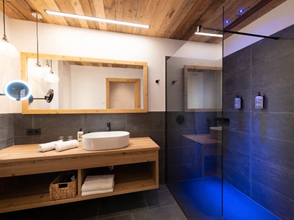 Hüttendorf - PLZ 5672 (Österreich) - Badezimmer - Chalet Lois - Hotel Dorfer